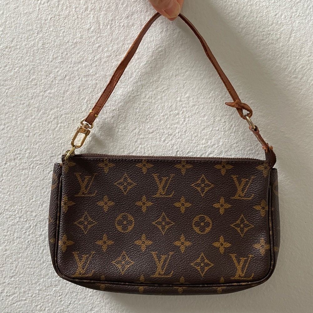❌SOLD❌ Louis Vuitton Monogram Pochette